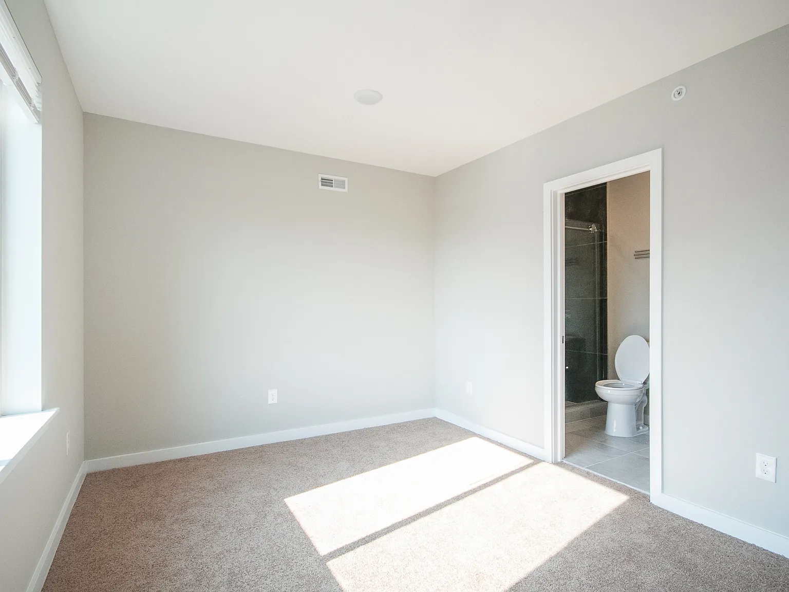3 bed, 900 sqft, $1,795 — Photo 4