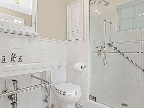 3rd image of 384 Woodlawn Ave