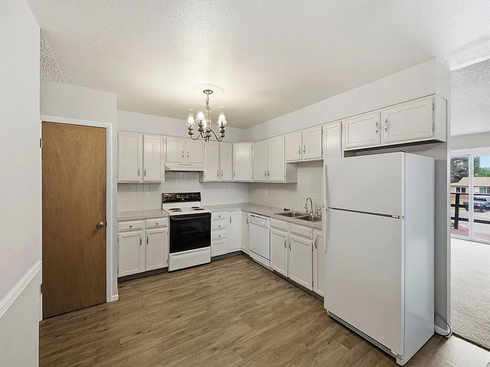 1428 W 25th St