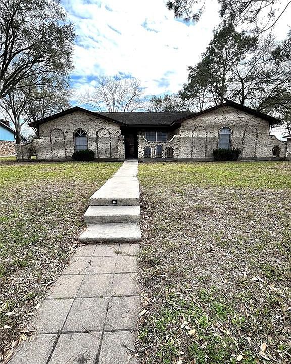1st image of 413 Elm Dr