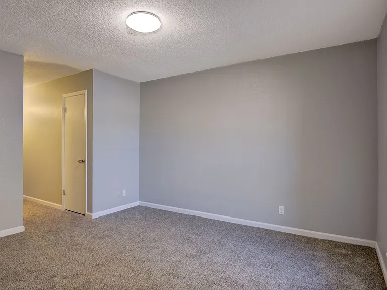 Wornall Place Apartments — Photo 9
