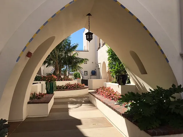 1 bed, 1.5 bath, 1370 sqft, $5,500 — Photo 3
