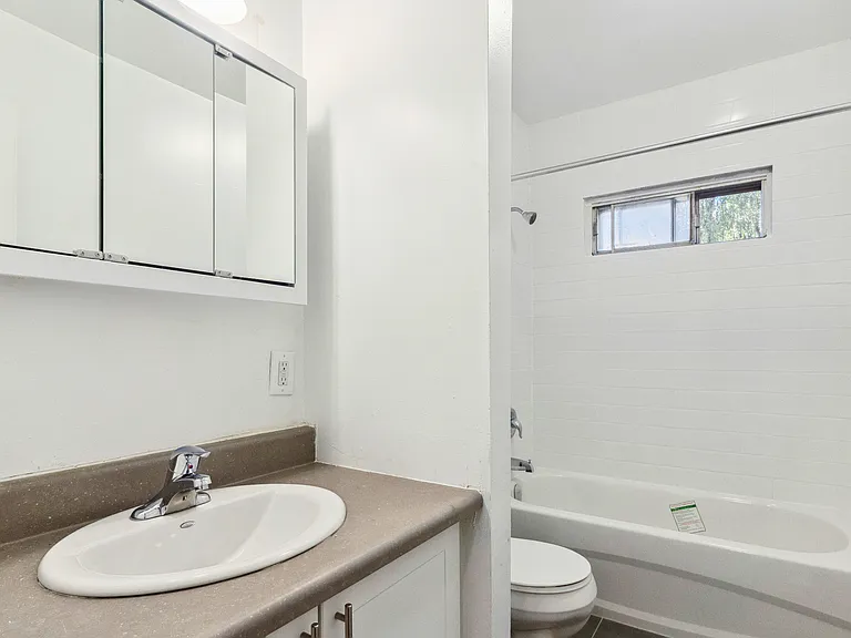 1560 Bloor St — Photo 6