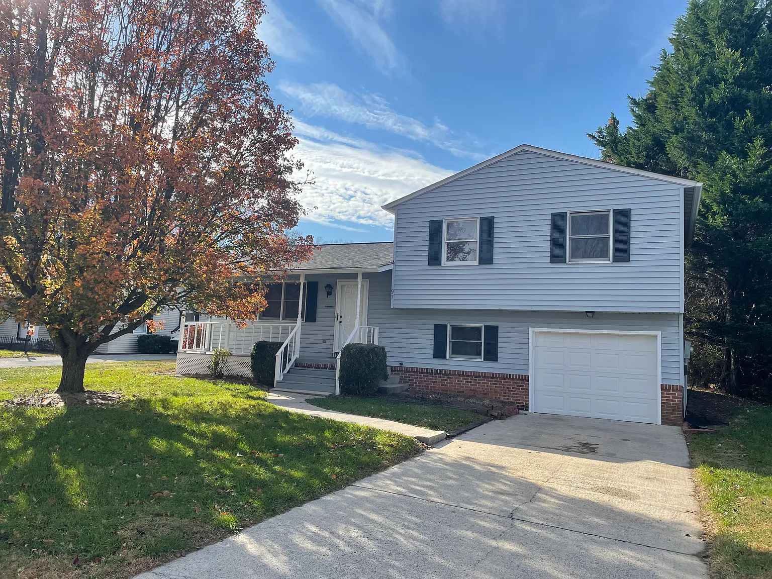 3 bed, 1.5 bath, 1160 sqft, $2,300 — Photo 2