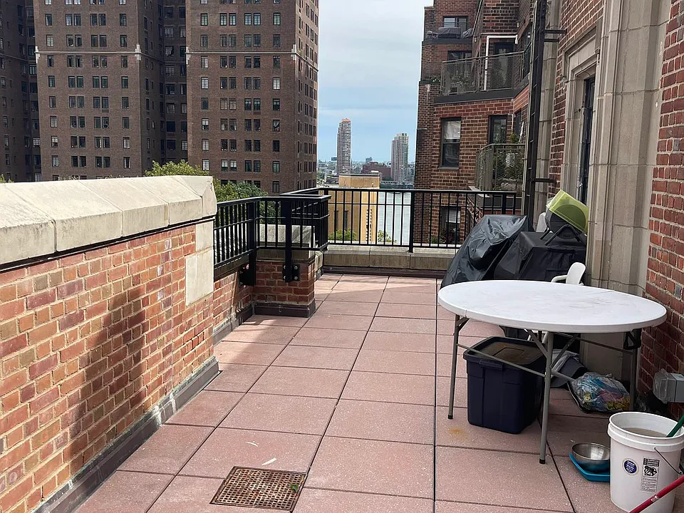 324 E 41st St #Penthouse 1C