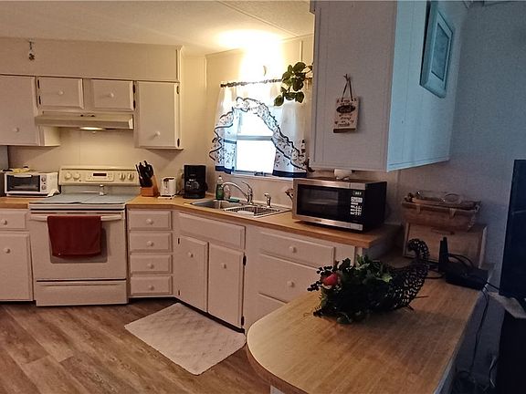 3rd image of 608 Sand Lake Ct