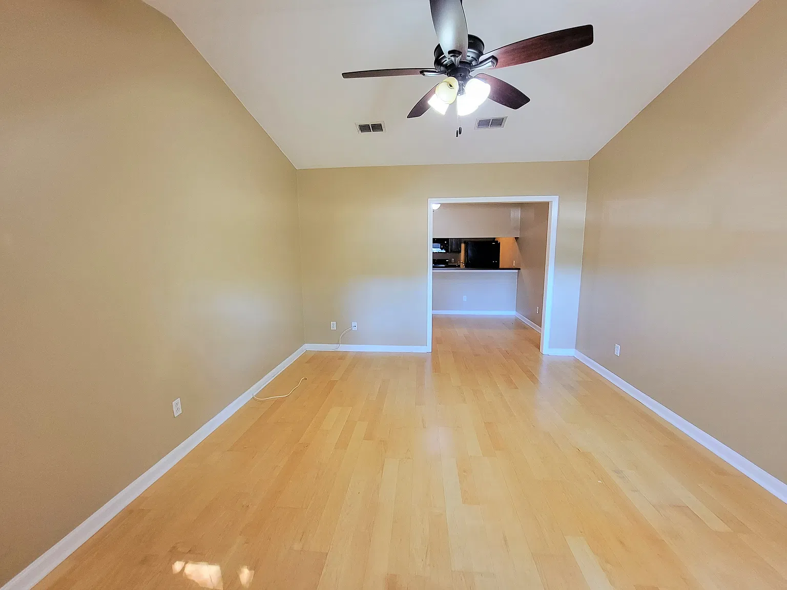 2 bed, 1032 sqft, $1,300 — Photo 3