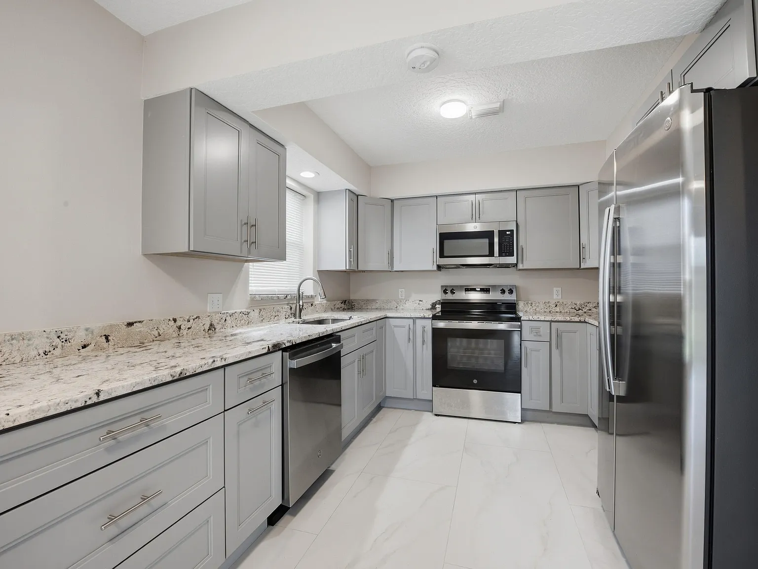 4 bed, 2.5 bath, 1583 sqft, $3,600 — Photo 2