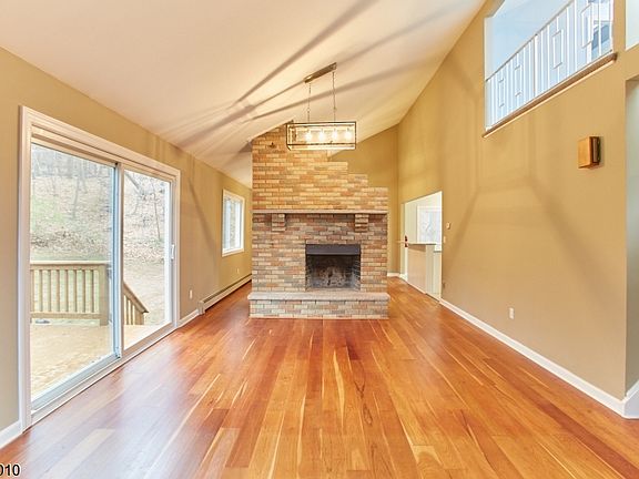 5th image of 14 Tompkins Ct