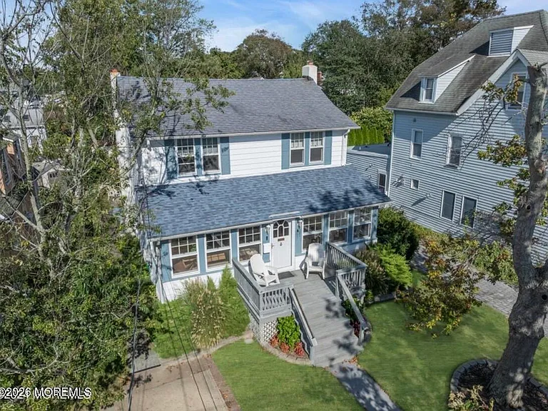 424 Burlington Ave — Photo 1