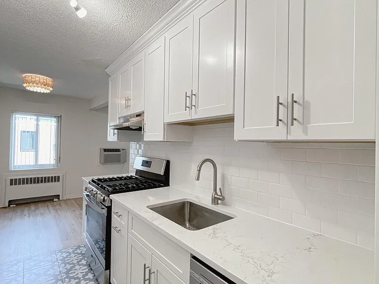570 Whitney Ave — Photo 4