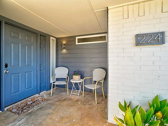 3rd image of 224 SW Crystal Hills Dr
