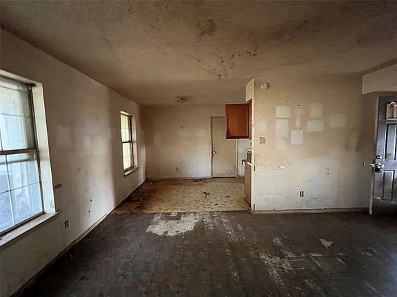 4th image of 1201 Phillips Cir