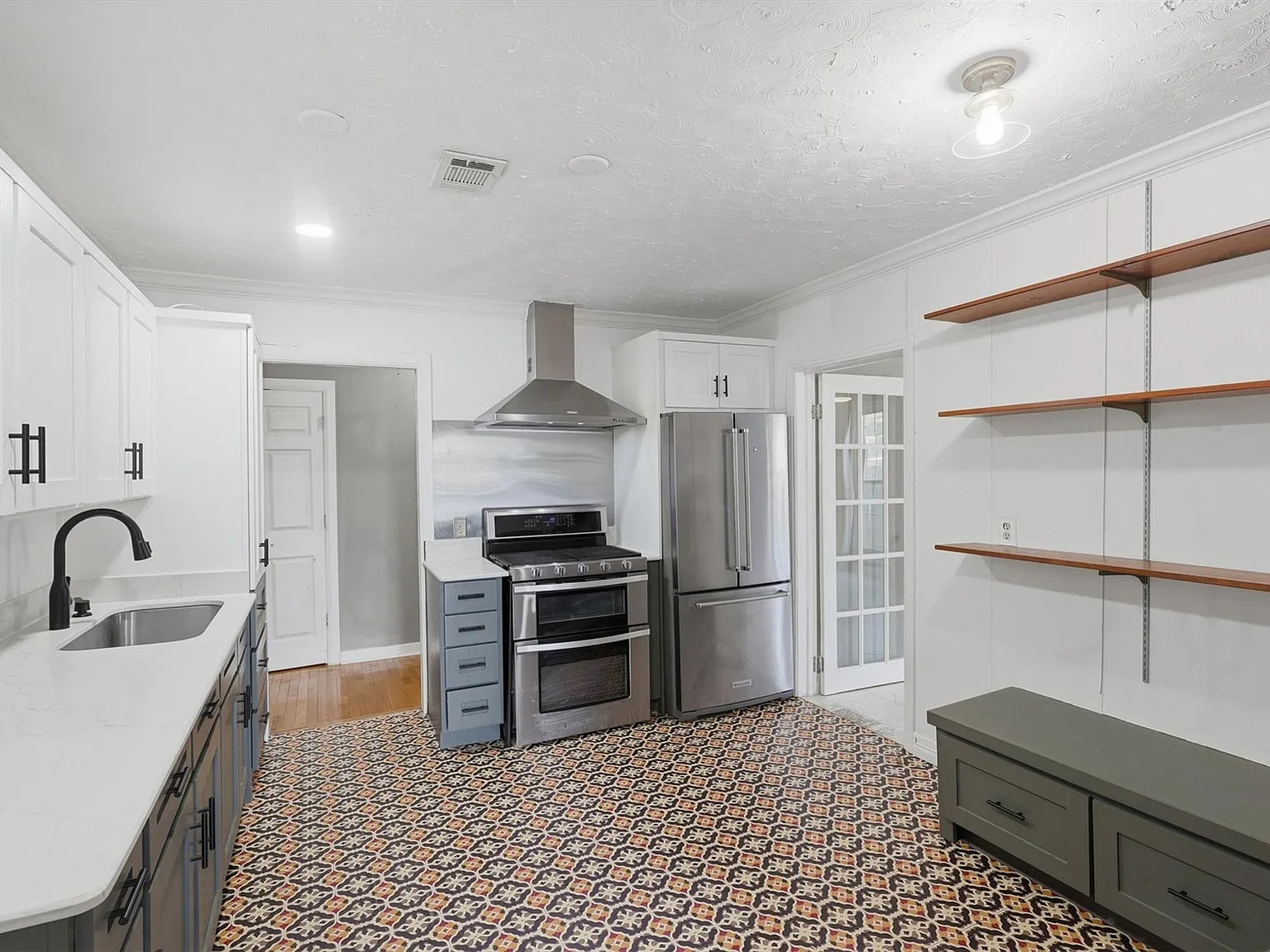 3 bed, 2.0 bath, 1640 sqft, $2,500 — Photo 2