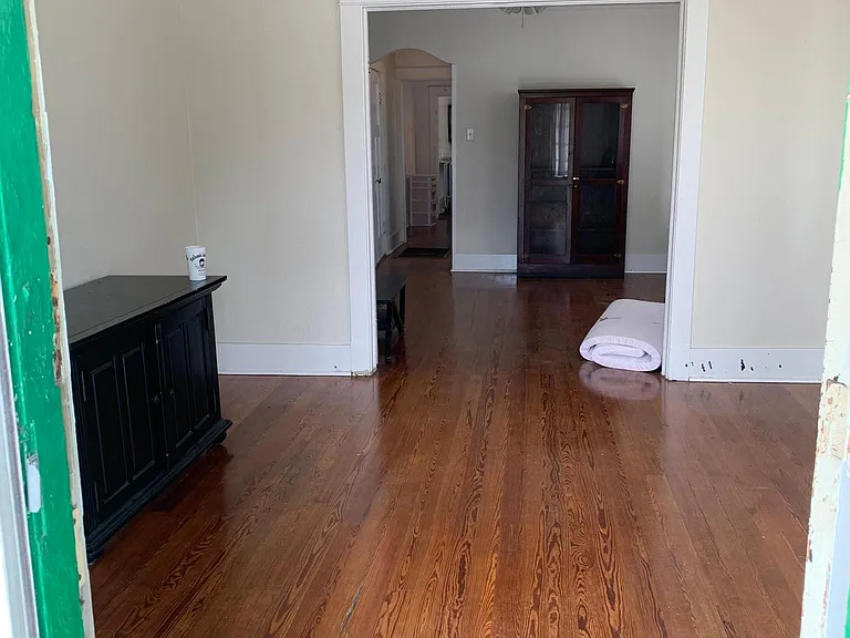 8601 S Claiborne Ave — Photo 2