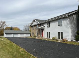 332 Manchester Ln, Hartland, WI 53029