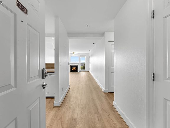 2nd image of 520 SE Columbia River Dr APT 330