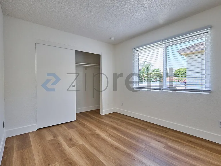 213 E Acacia St #A — Photo 17