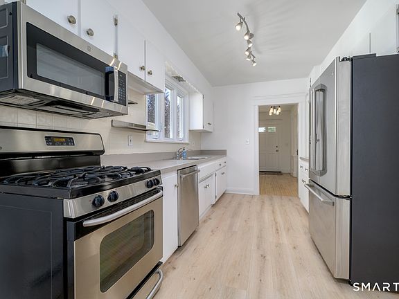 3rd image of 231 Flax Hill Rd #1
