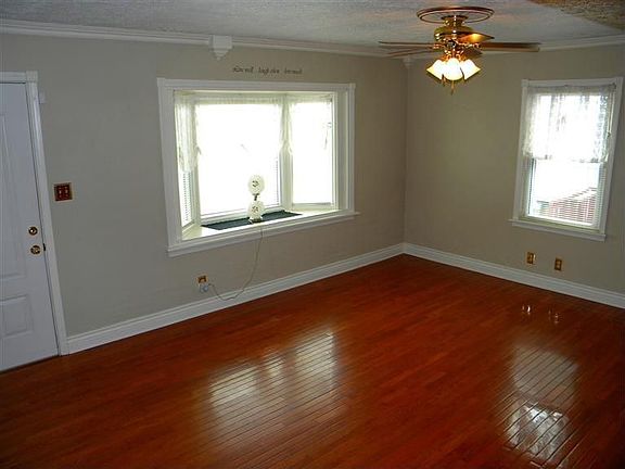 3rd image of 1042 Chelsea Ave