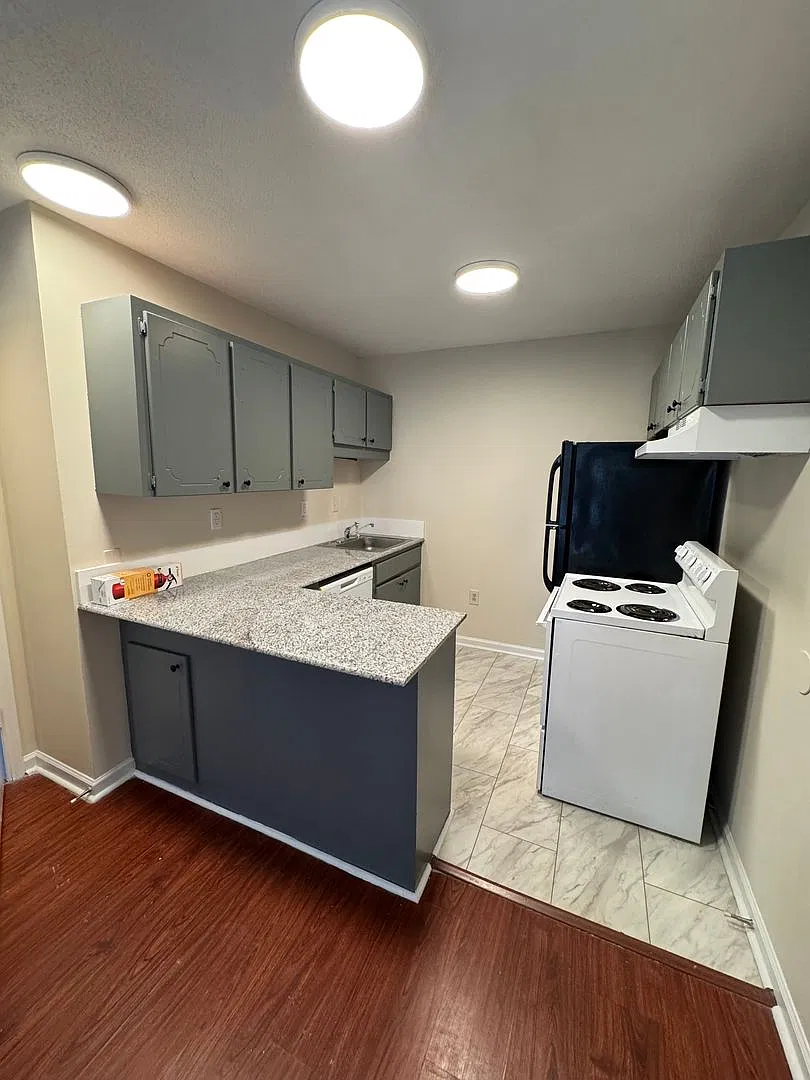 Creekside Apartments — Photo 2