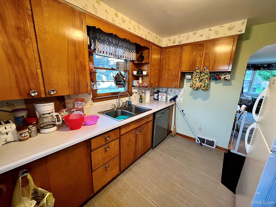 820 W Cayuga St, Iron River, MI 49935 Zillow