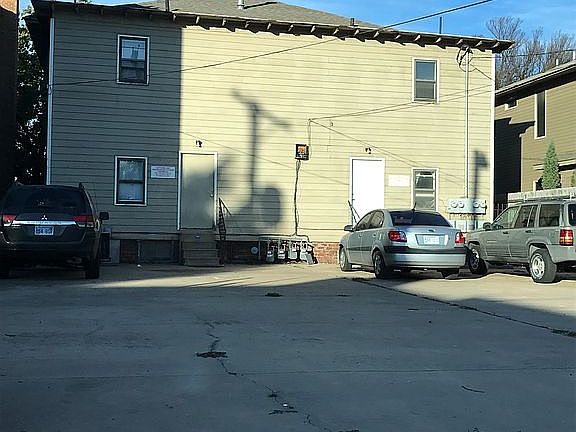 Rear apt access/parking