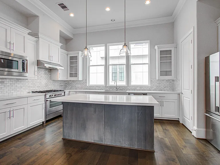 9532 London Bridge Sta — Photo 15