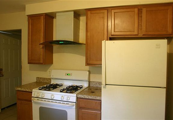 Gas range with range hood