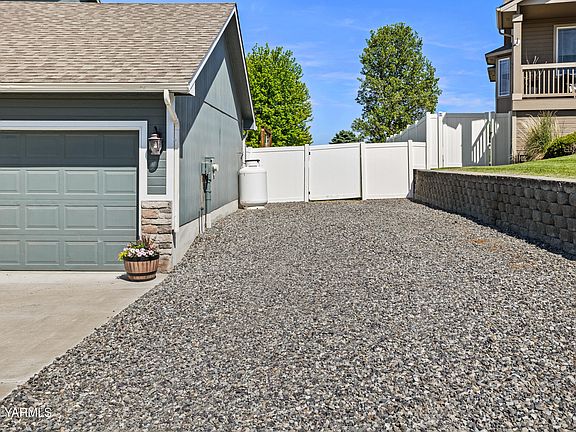4th image of 1909 S 76th Ave