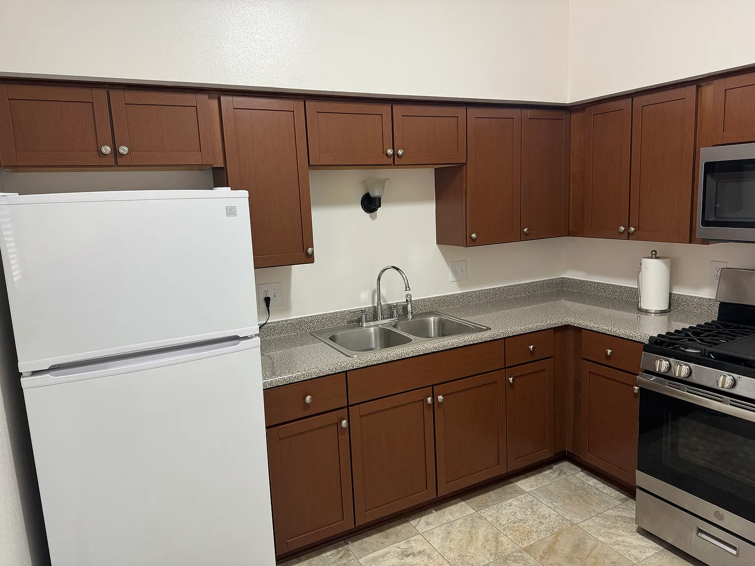 2 bed, 650 sqft, $1,300 — Photo 4