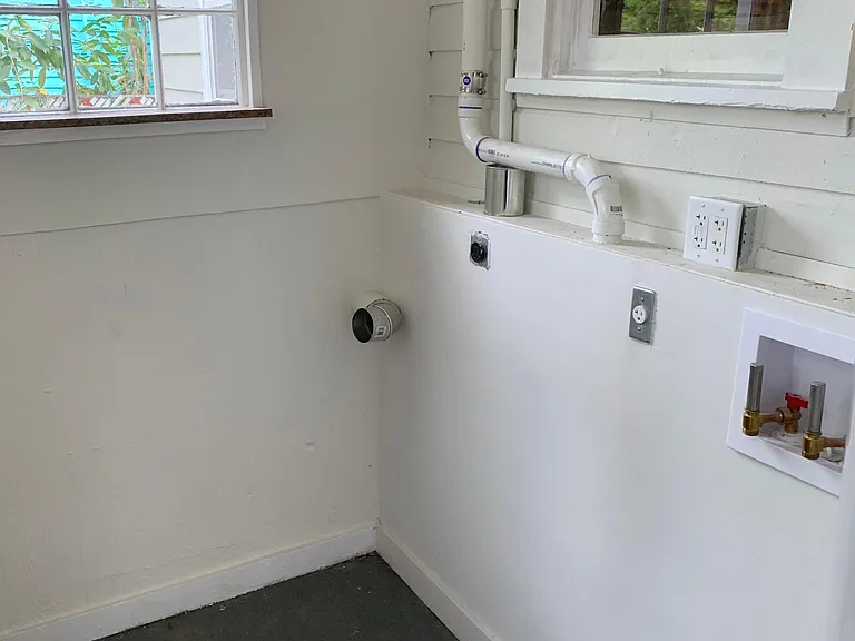 2749 Myra St — Photo 8