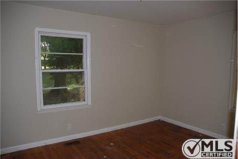 5th image of 400 Flower Lane Dr