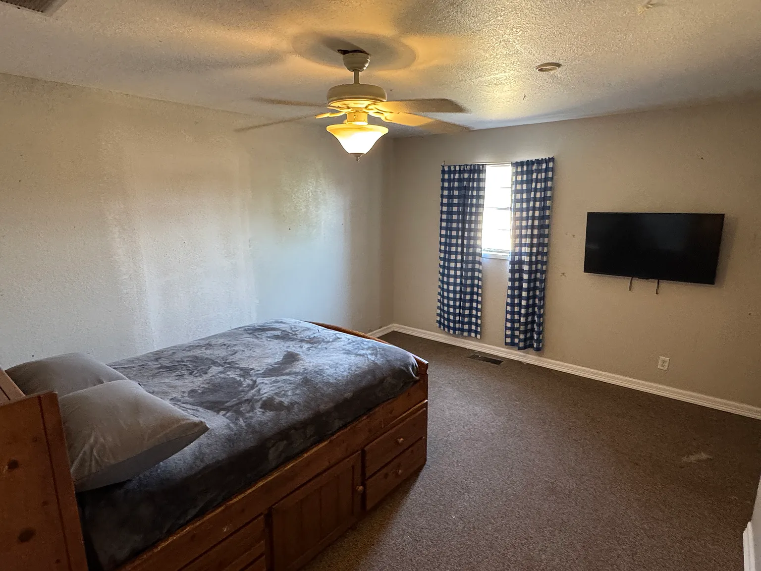 3 bed, 1.5 bath, 3000 sqft, $975 — Photo 2