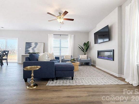 4th image of 206 Roxanna Ct