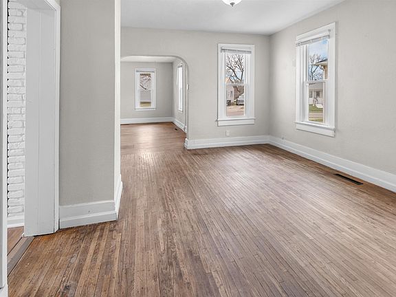 5th image of 207 Denver St