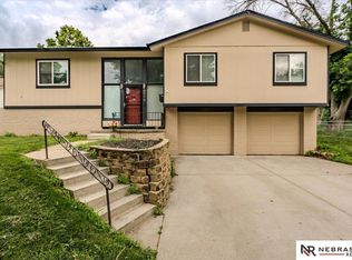 1118 Coach Rd, Papillion, NE 68046