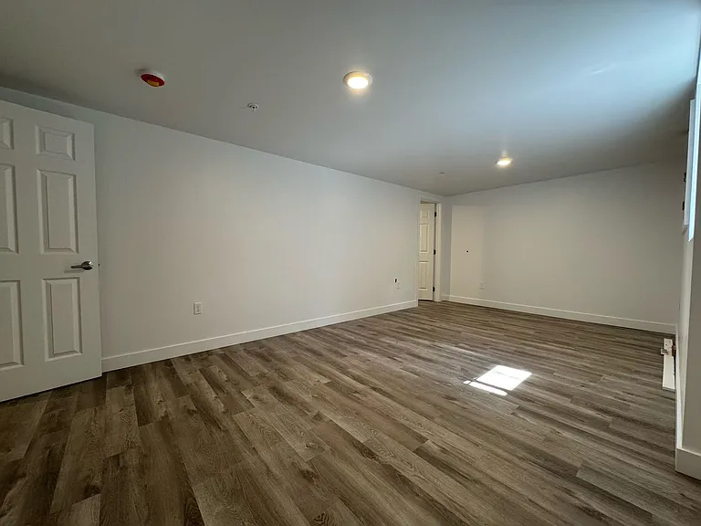 186 N Holly St — Photo 5
