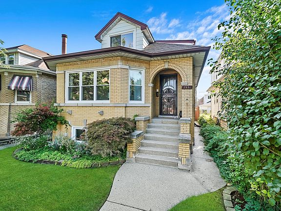 3rd image of 2931 N Mont Clare Ave