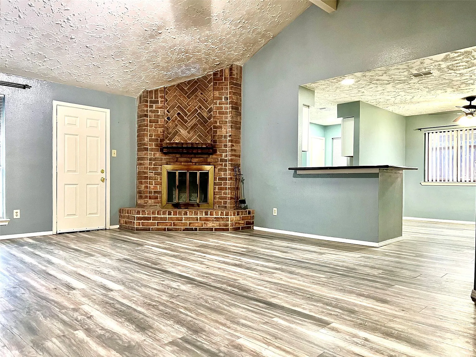 3 bed, 2.0 bath, 1489 sqft, $1,800 — Photo 4