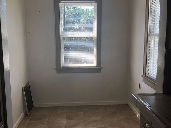 3rd image of 228 W Whitman Dr