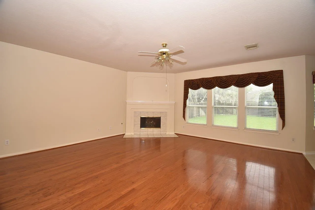 3 bed, 2.5 bath, 2704 sqft, $2,500 — Photo 2