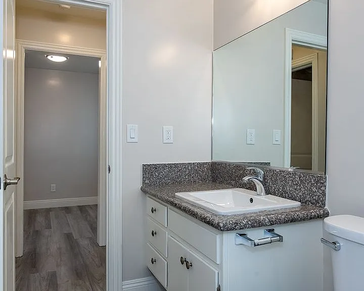 The Broadway Apartments — Photo 16