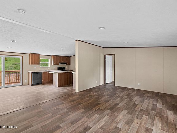 4th image of 591 Freeman Ave