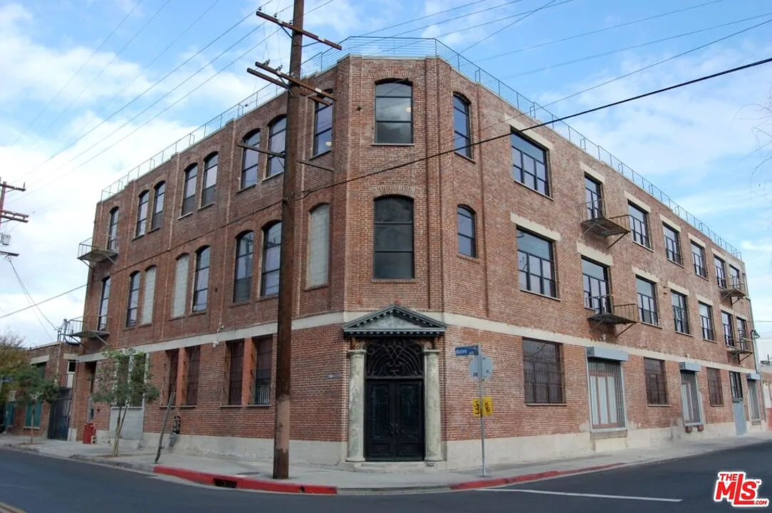 1 bed, 1.0 bath, 1210 sqft, $3,646 — Photo 1