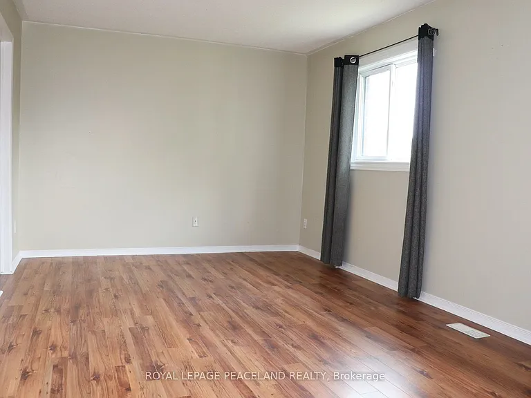 609 Walpole Cres — Photo 8