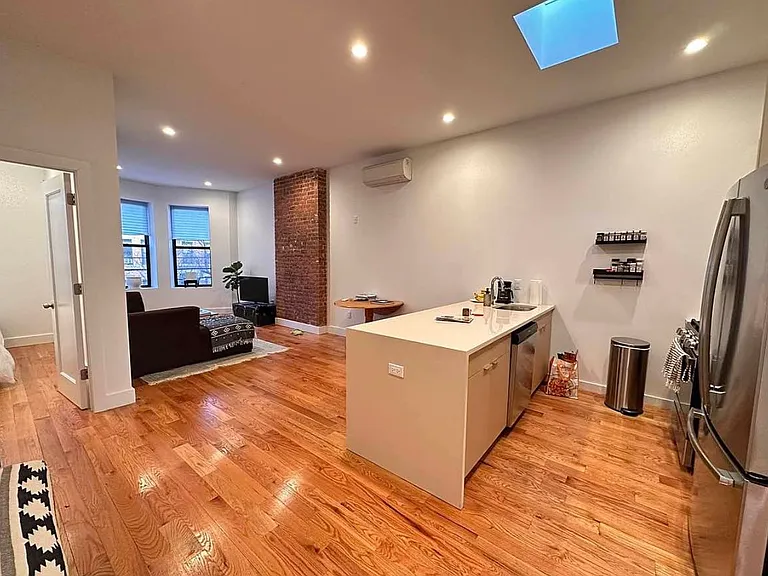 1060 Seneca Ave #Penthouse 2 — Photo 12