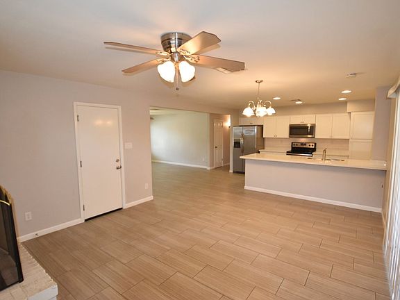 4th image of 33 E Alameda Dr