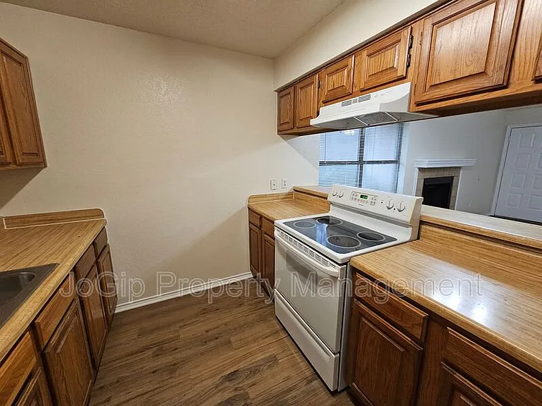 311 Bryant Ln — Photo 9