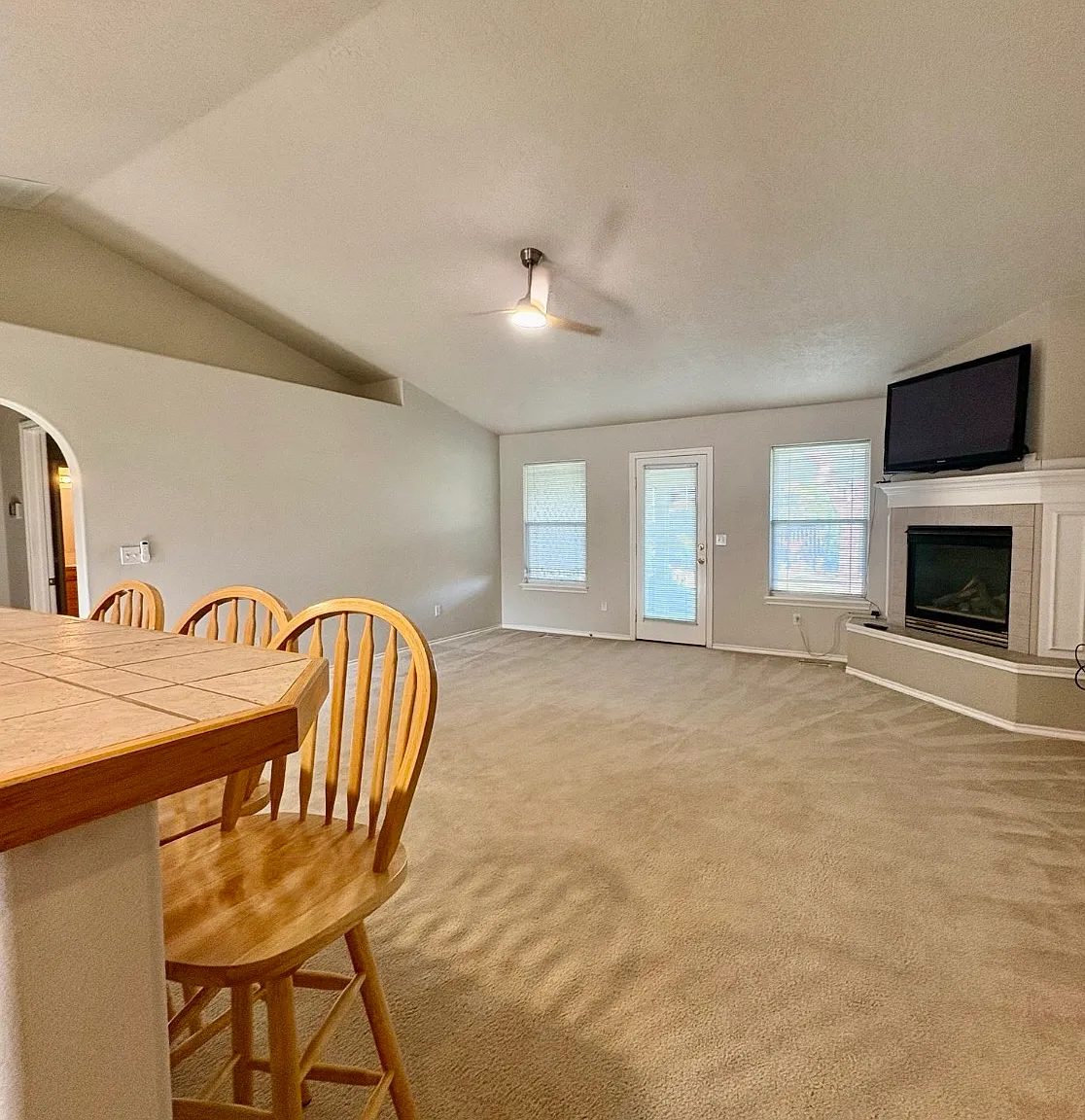 3 bed, 1387 sqft, $2,300 — Photo 3